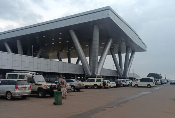 How can I reach Uganda – flights, airports, entry points?