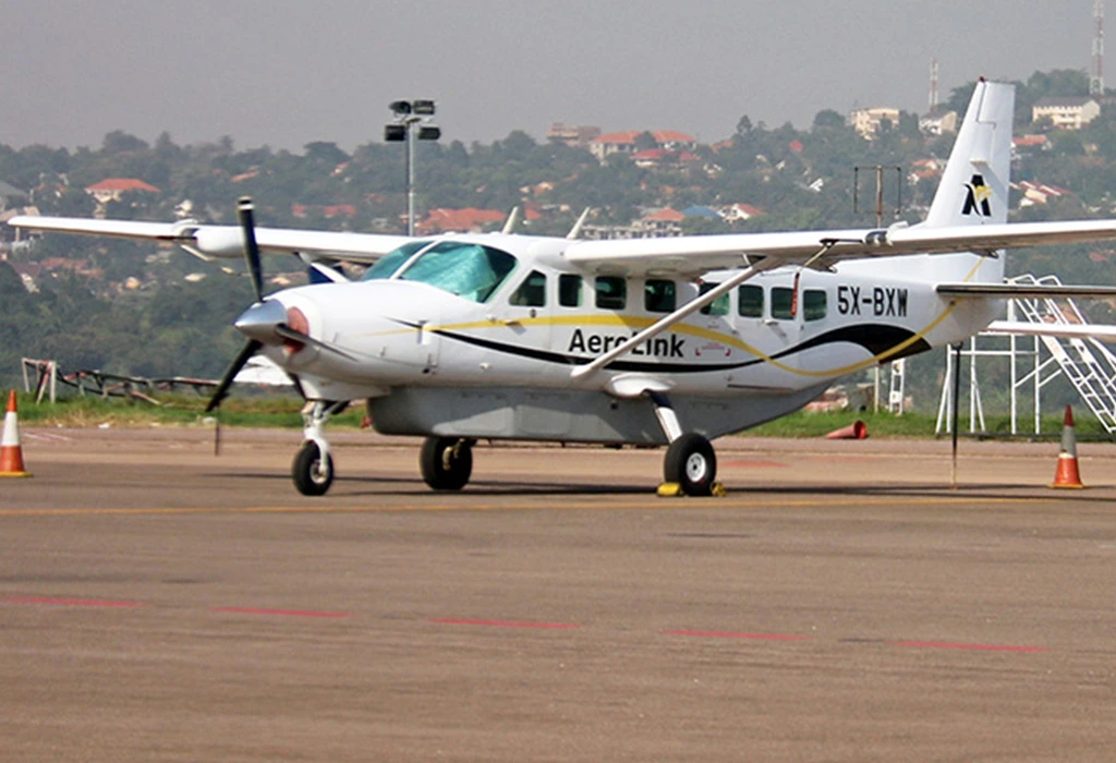 How can I reach Uganda – flights, airports, entry points?