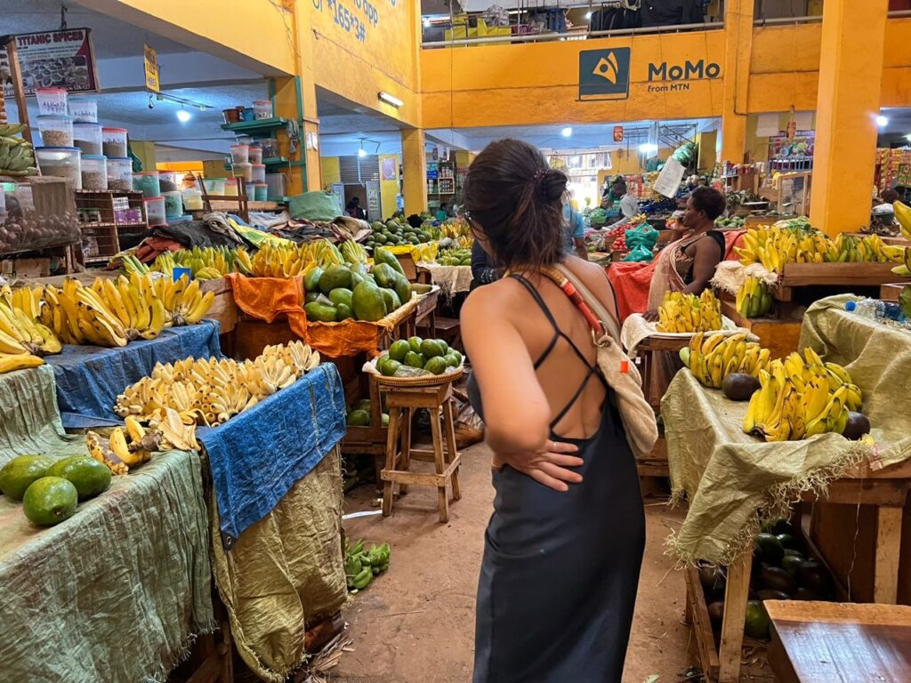 How to deal with tipping, bargaining and local markets in Uganda?