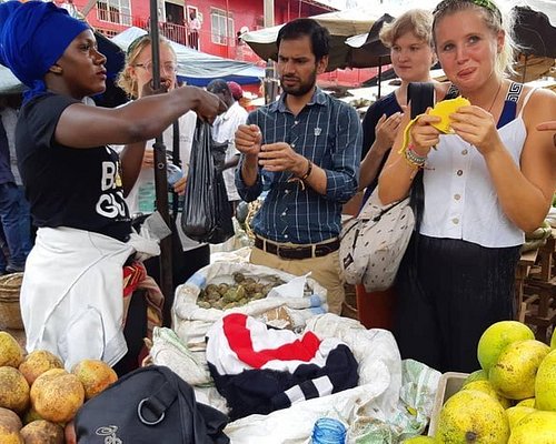 How to deal with tipping, bargaining and local markets in Uganda?